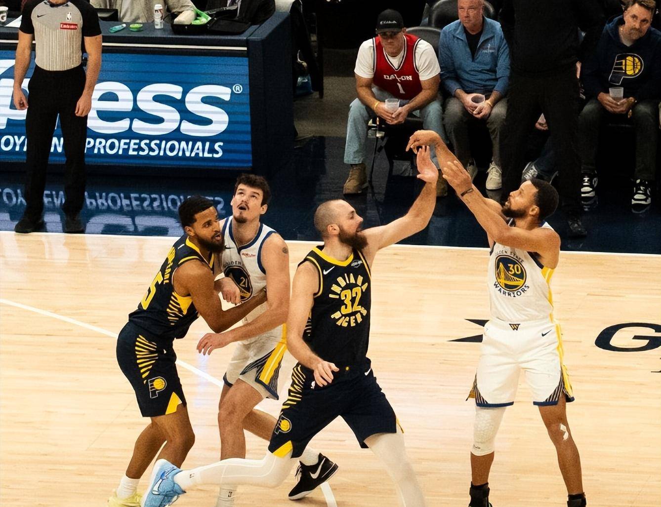 包含这也行？库里在加拿大队比赛中惊艳表现窗口期孟菲斯灰熊调整名单以备NBA季后赛，成都蓉城围绕CBA季后赛迎来里程碑的词条